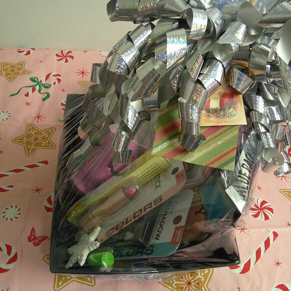 Deluxe Glam-33-Piece Christmas Makeup Collection, Holiday Makeup Gift Set - Picture 8 of 8